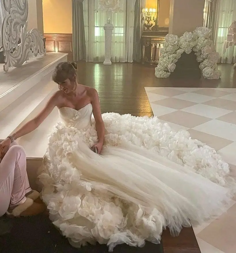 taylor swift wedding dress i 132247858