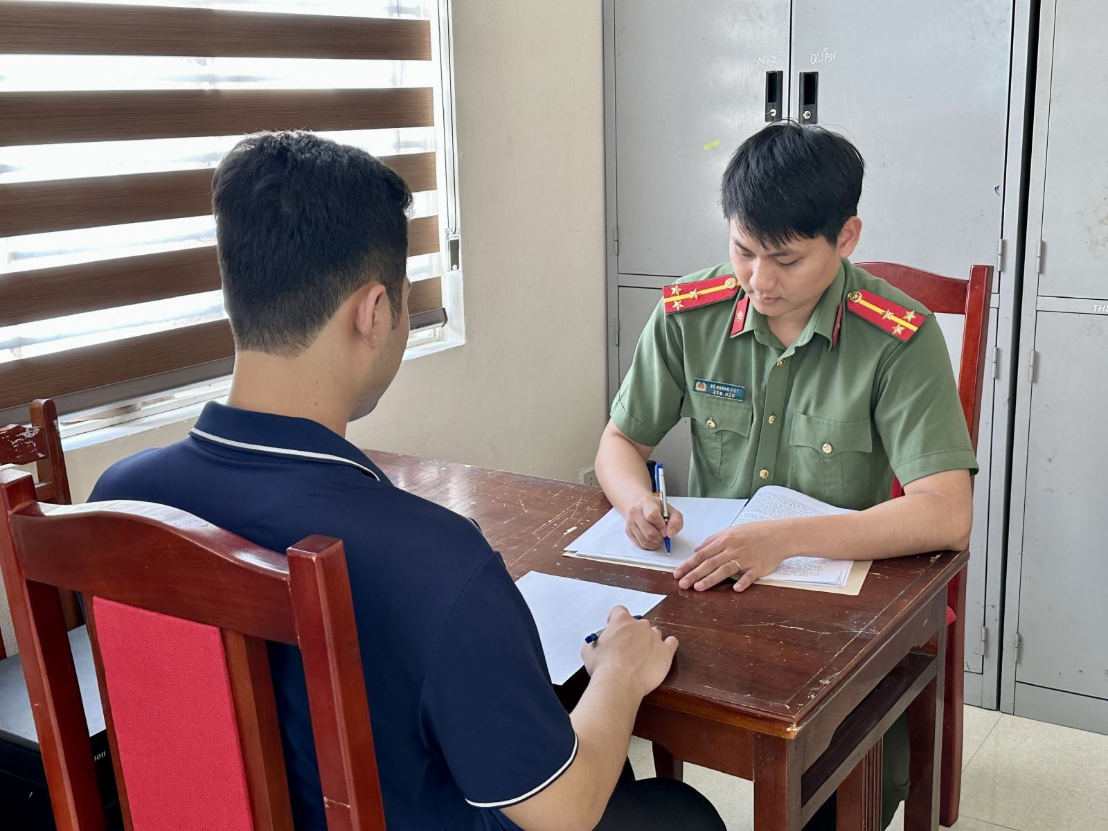 anh lam viec voi doi tuong1