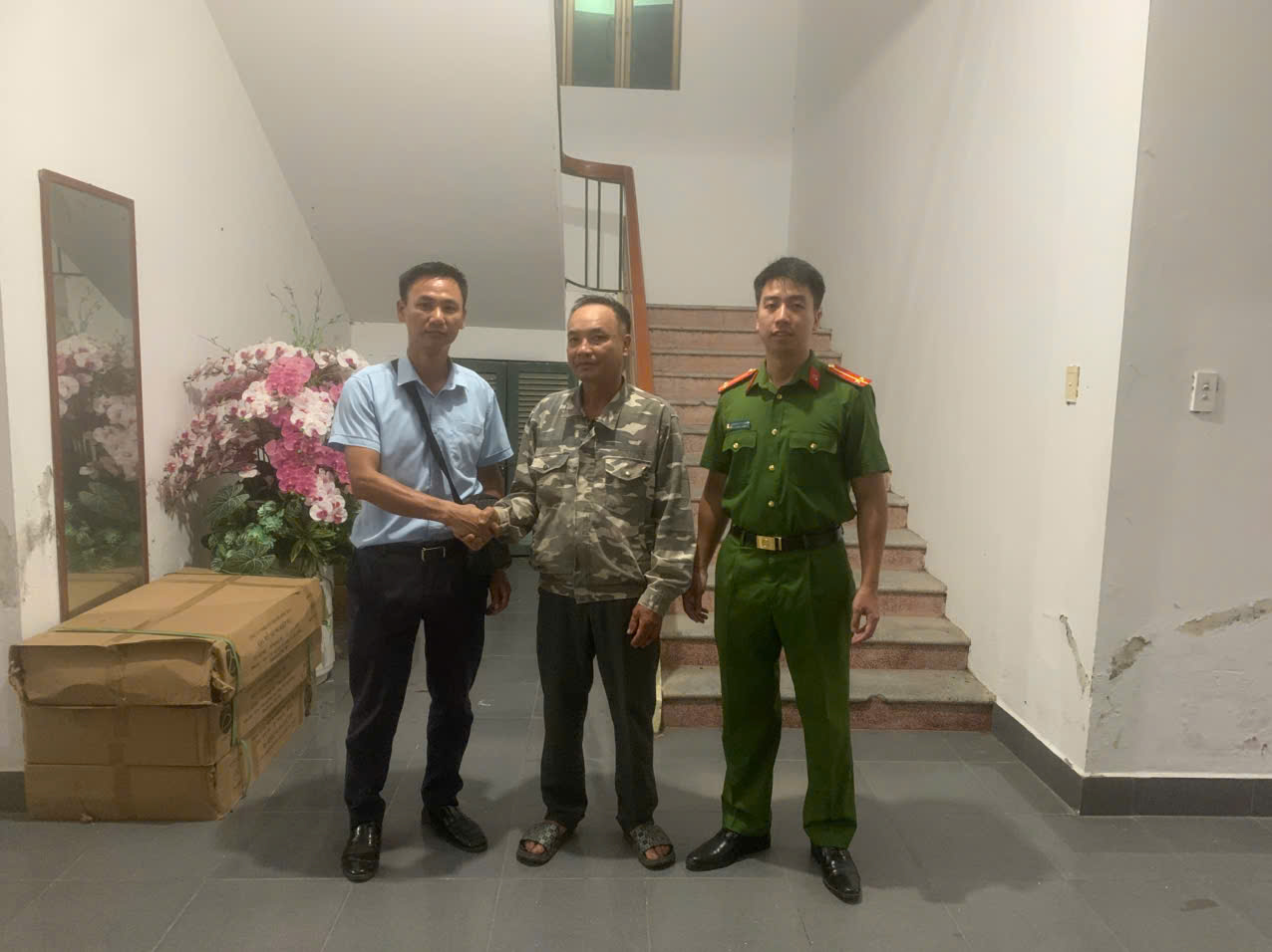 anh 1 cong an xa tra giang lam viec xac minh vu viec va ho tro cac ben hoan tat viec trao tra so tien 2056 trieu dong chuyen khoan nham1