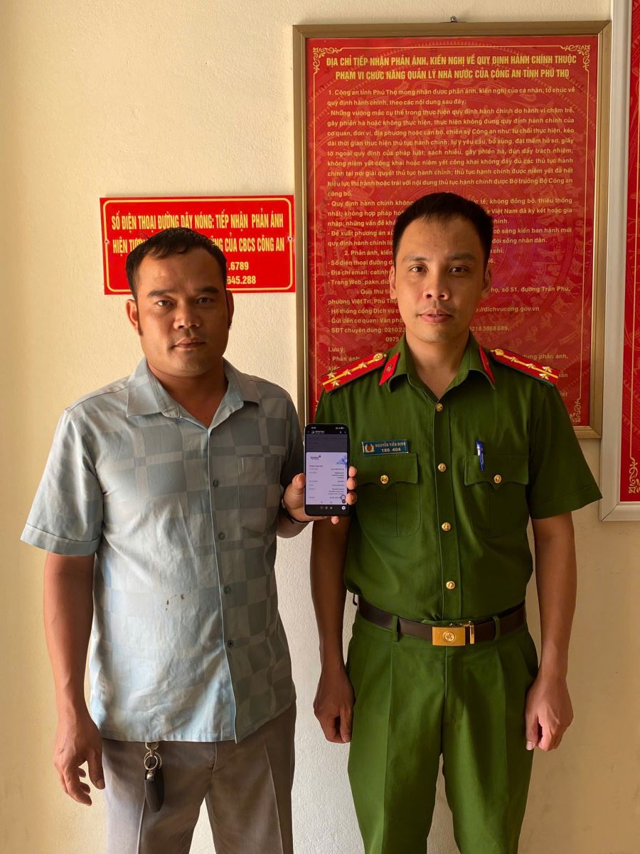 cax dan chu da ho tro anh dung nhan lai198e