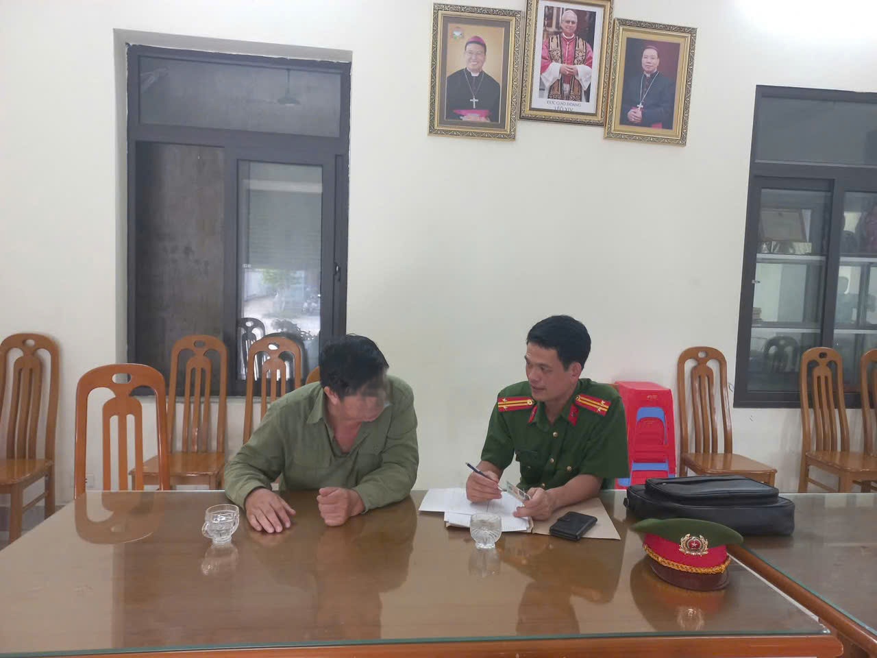 hinh anh chien sy cong an phuong tuyen truyen giai thich hanh vi lua dao