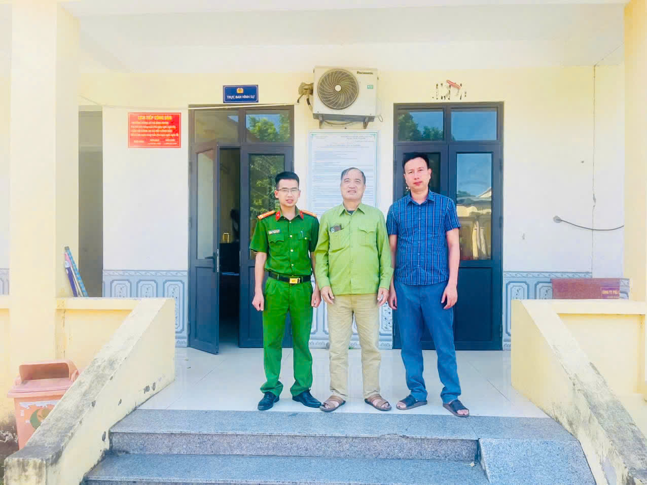 ng hai va con trai cung can bo cong an673b