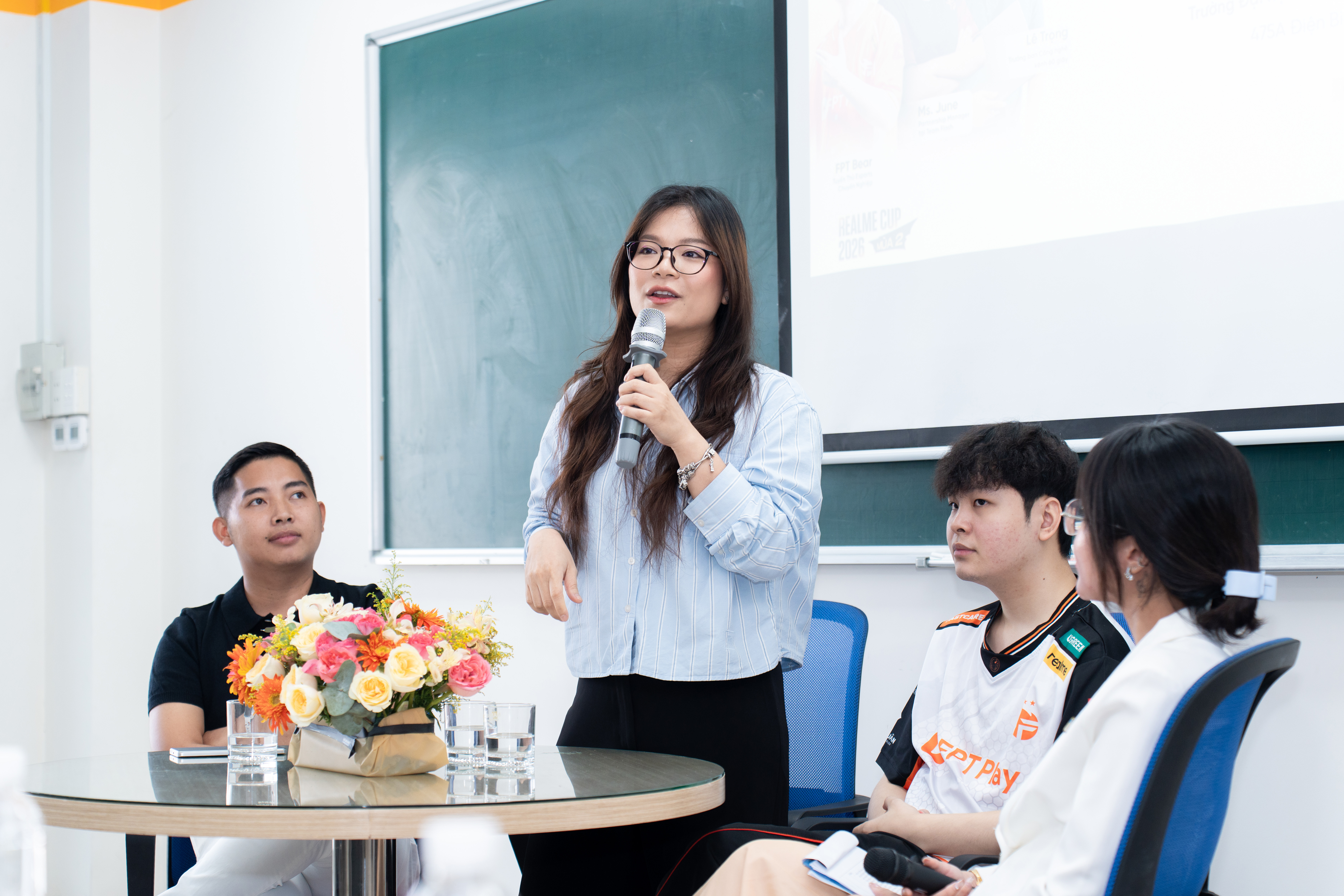buoi talkshow tai truong dai hoc cong nghe thanh pho ho chi minh hutech voi su gop mat cua cac dien gia voi kinh nghiem nhieu nam trong linh vuc esports chuyen nghiep