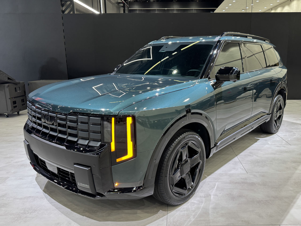 Kia Telluride 2026 chốt giá khởi điểm quy đổi 1 tỷ đồng, bản hybrid mới bán ngay đầu năm nay