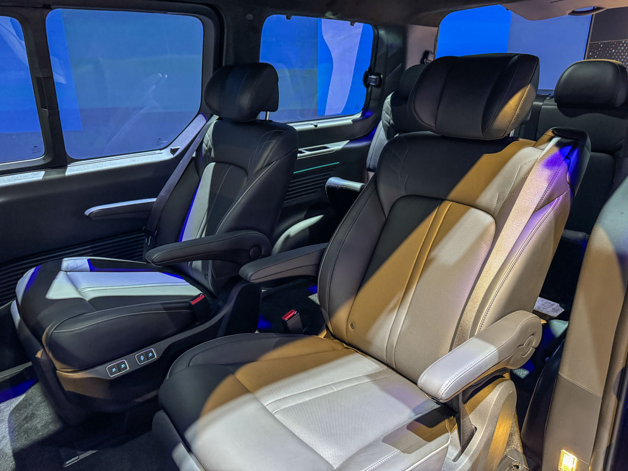 hyundai staria ev middle row captain seat
