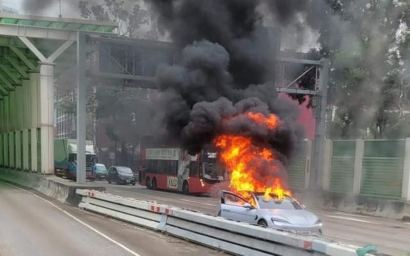 BYD Seal bốc cháy khi đang chạy: Nguyên nhân do nổ pin, tài xế thoát ra chỉ vài giây trước khi khoang xe sụp đổ