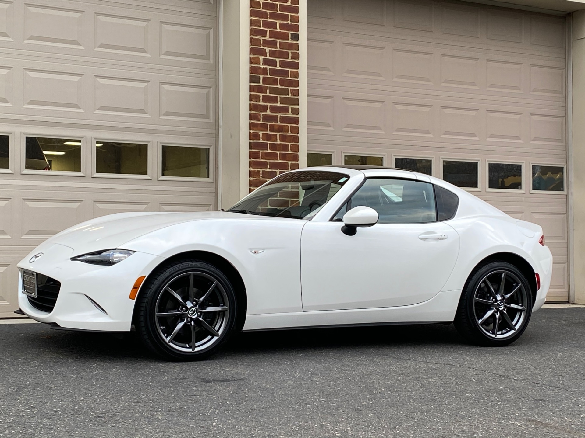 Mazda MX-5 RF nhận cọc tại Việt Nam: Giá dự kiến dưới 1,5 tỷ đồng, dáng Targa sành điệu