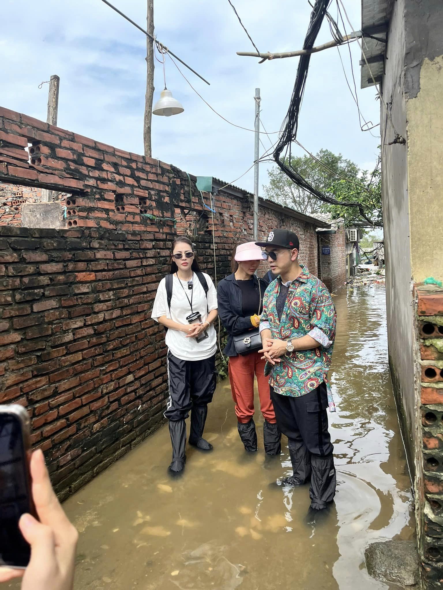 Bị nói đi từ thiện ở &quot;khu nhà giàu&quot;, còn quay phim, chụp hình làm màu, Ưng Hoàng Phúc bức xúc lên tiếng - Ảnh 2.