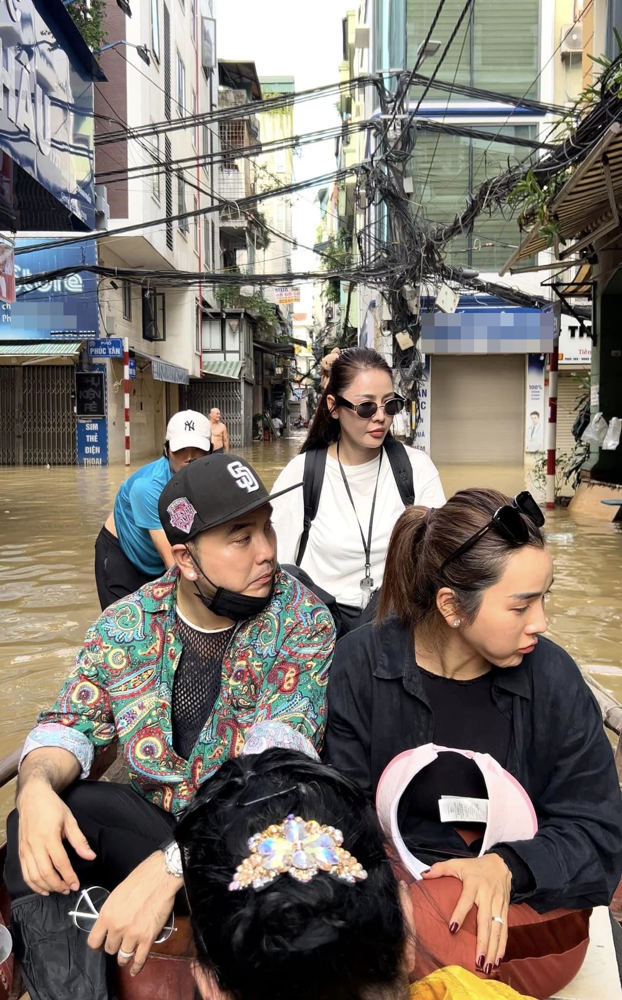 Bị nói đi từ thiện ở &quot;khu nhà giàu&quot;, còn quay phim, chụp hình làm màu, Ưng Hoàng Phúc bức xúc lên tiếng - Ảnh 3.