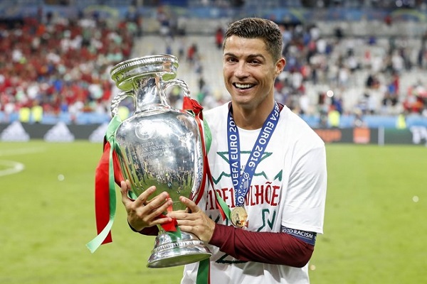 cristianoronaldo 1490059885