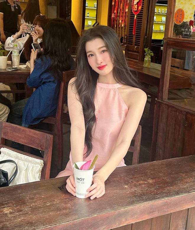 a hau phuong nhi bi team qua duong tom gon di du lich nhan sac qua camera thuong gay sot 035 7096815 1