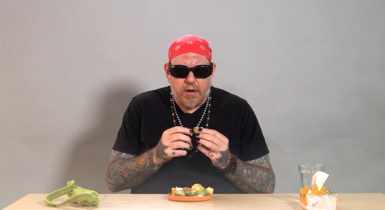 khach tay an bon bon