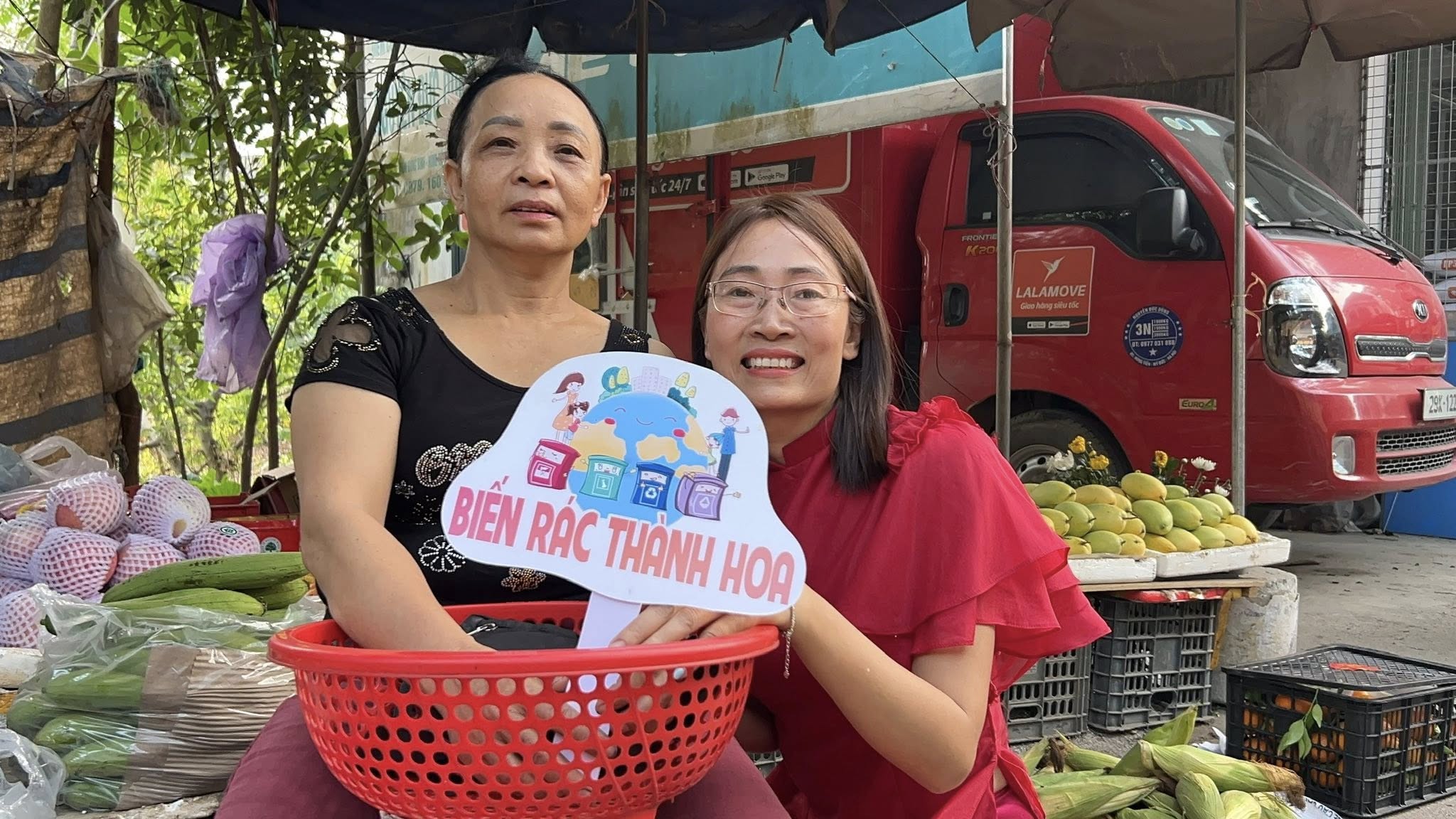 chi le thi mui duoc nhieu nguoi ung ho khi di gom rac tai cac khu cho de ve u phan vi sinh