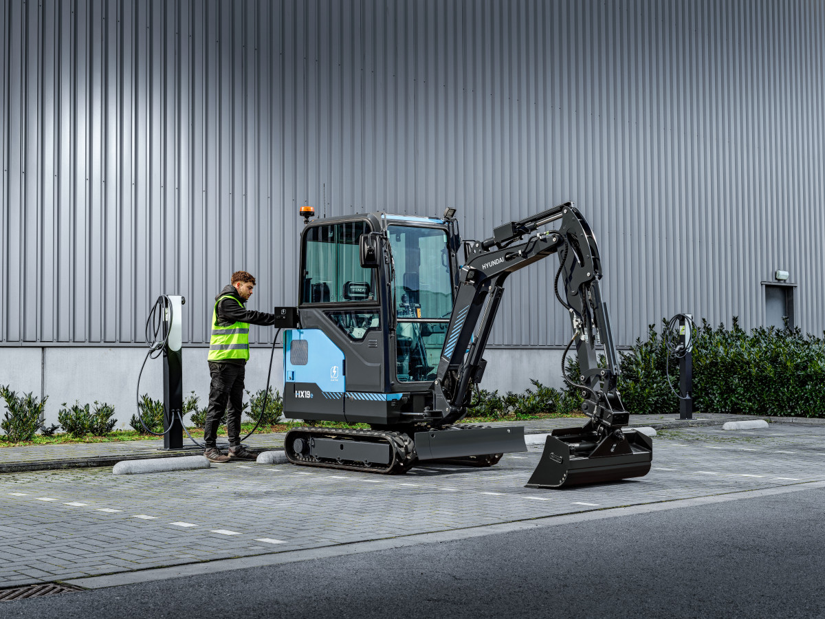 Siêu phẩm xây dựng nặng 2.296kg phá kỷ lục: Sở hữu "trái tim" khủng, chạy được 10 giờ chỉ với 1 lần sạc- Ảnh 2. Siêu phẩm xây dựng nặng 2.296kg phá kỷ lục: Sở hữu "trái tim" khủng, chạy được 10 giờ chỉ với 1 lần sạc- Ảnh 2.