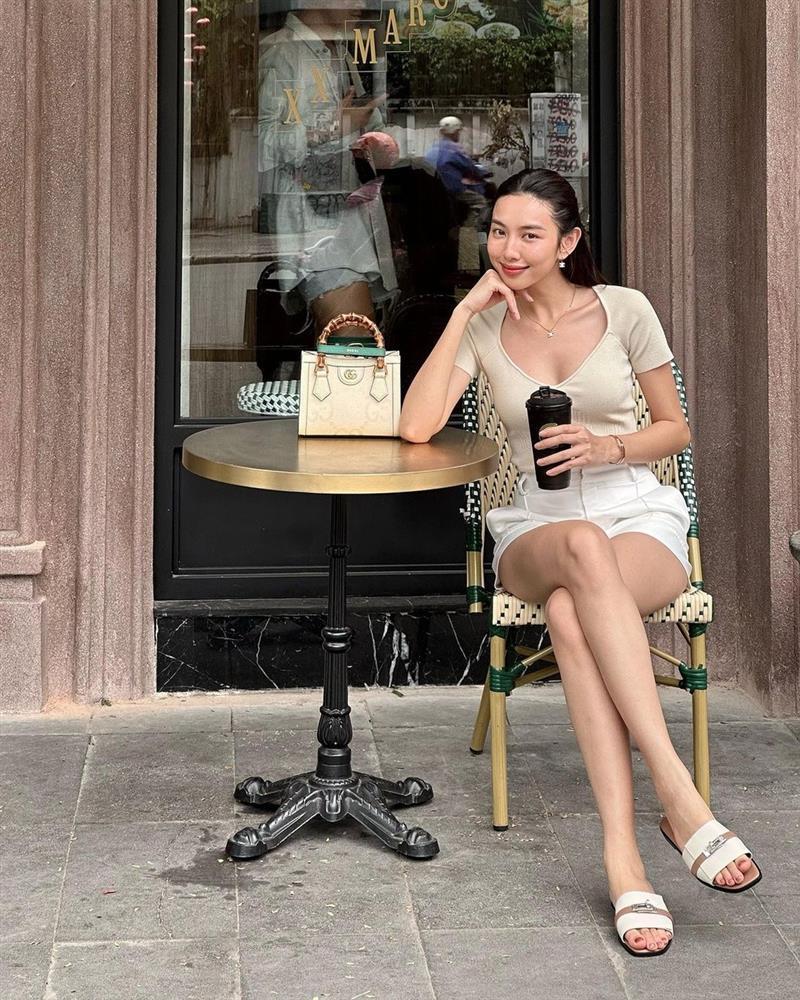 hoa hau thuy tien phoi do sang chanh cung tui xach hang hieu a75 7029814