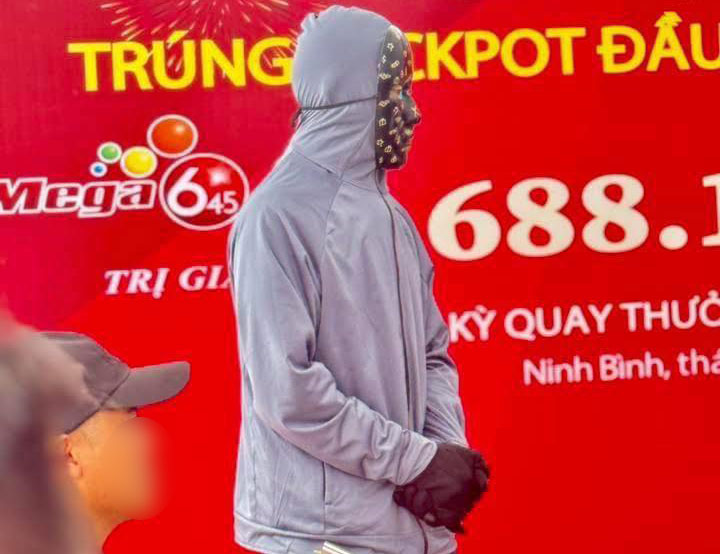 Trúng Vietlott 8,7 tỷ đồng, người đàn ông ở Ninh Bình mặc áo chống nắng nhận thưởng, 
