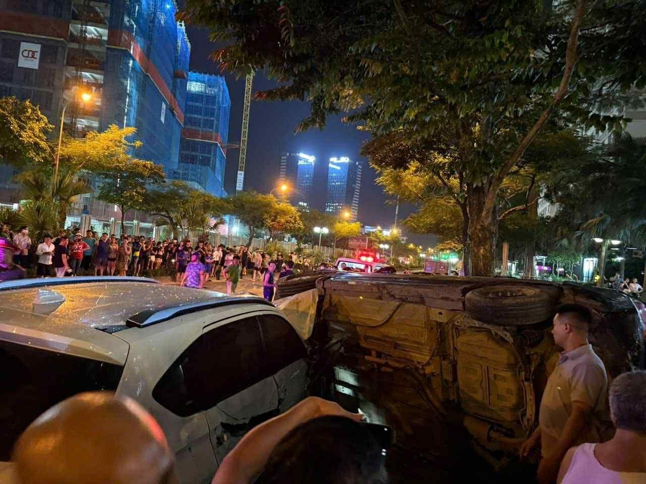 Xế hộp tông liên hoàn ở Hà Nội, ít nhất 1 người tử vong, nhiều người bị thương - Ảnh 2. Xế hộp tông liên hoàn ở Hà Nội, ít nhất 1 người tử vong, nhiều người bị thương - Ảnh 2.