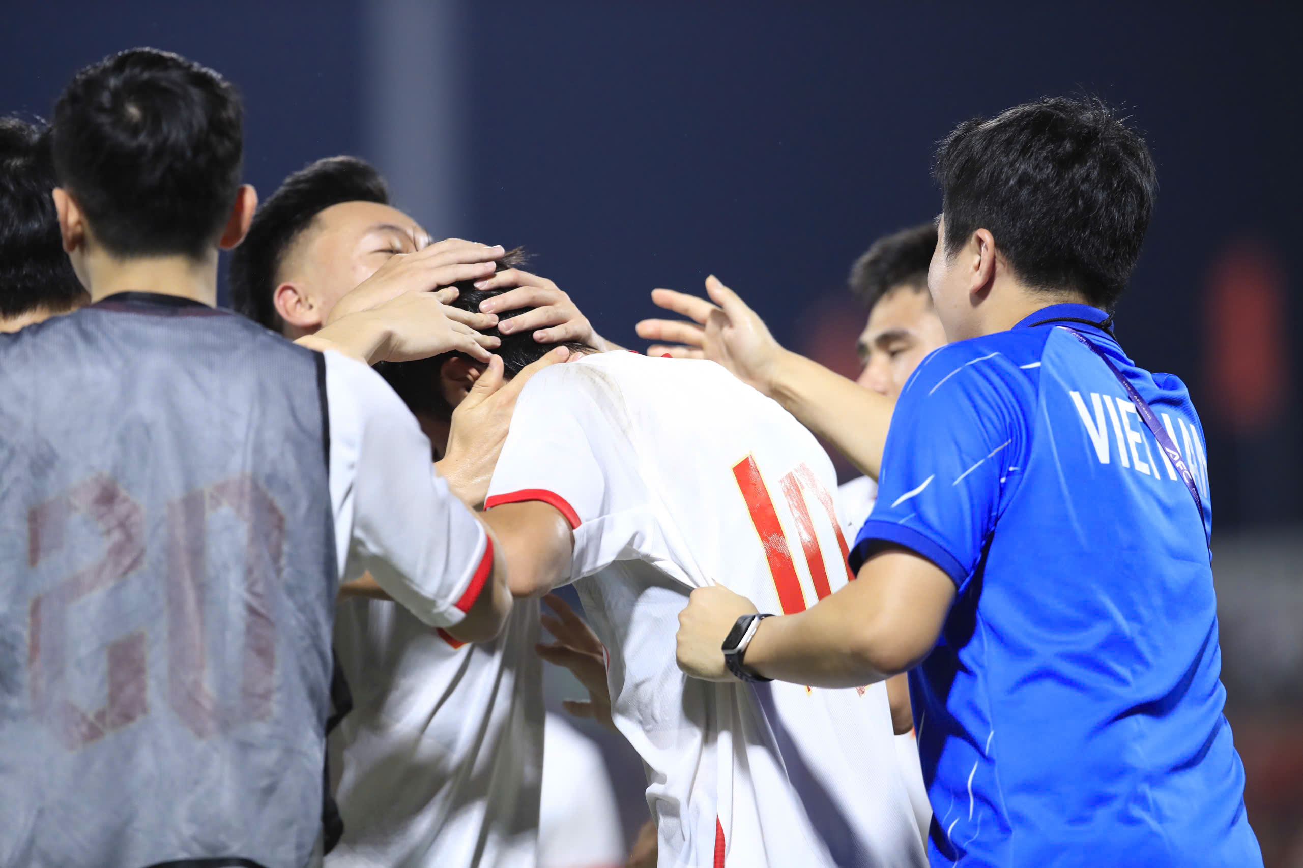 HLV Kim Sang-sik thay người quá 