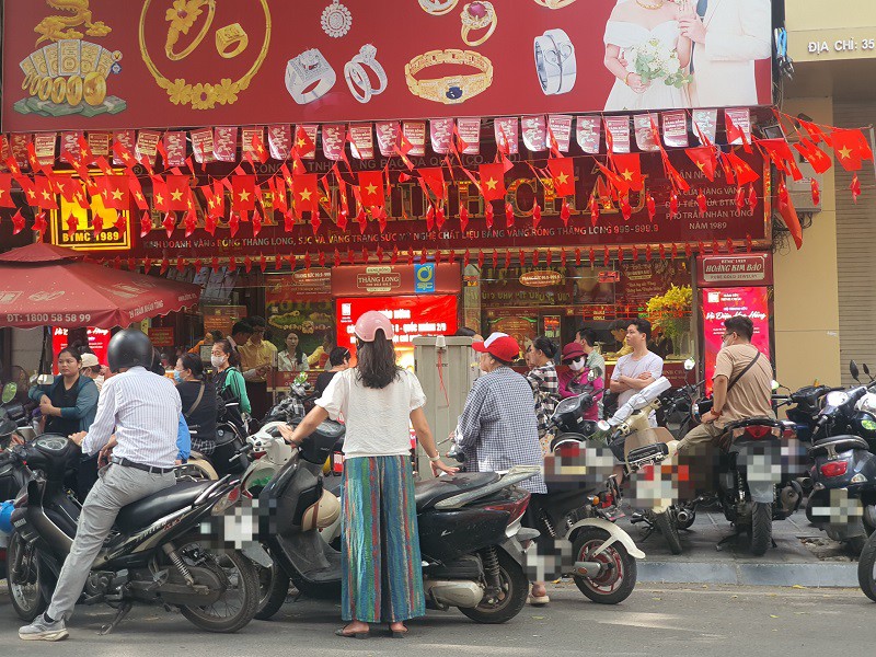 gia vang chieu 15 9 dao chieu tang mot so nguoi mang vang di ban lai mang ve 1 8 1757925854 23 width800height600