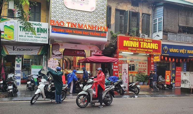 gia vang chieu 3 110 sang giam chieu tang canh tuong o pho vang ha noi khien nhieu nguoi ngo ngang 1 7 1762159622 21 width800height474