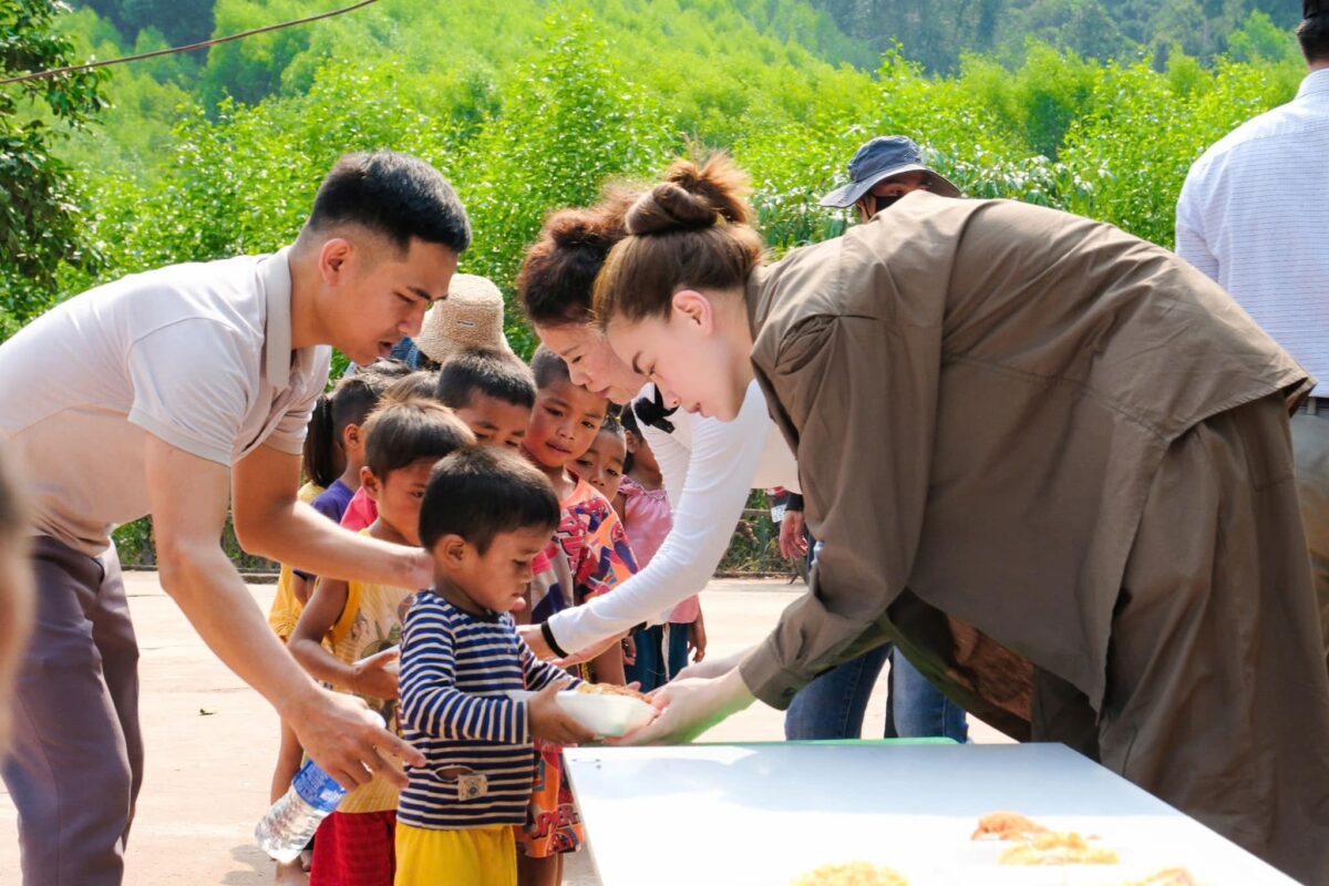 ho ngoc ha thuc hien chuoi series thien nguyen mang ten hanh trinh 20 8