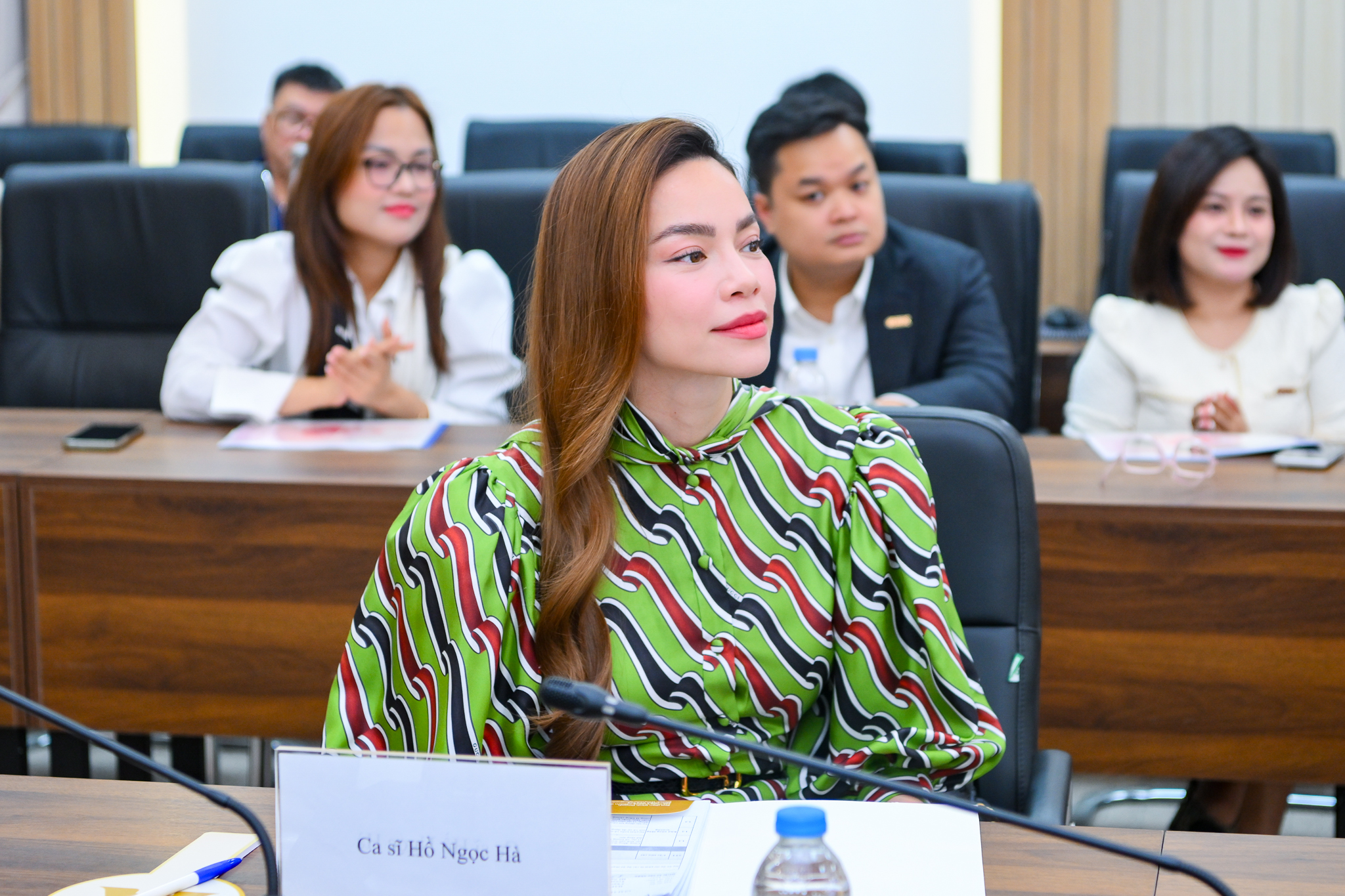 ca si ho ngoc ha thanh vien ban giam khao giai thuong hanh dong vi cong dong 1