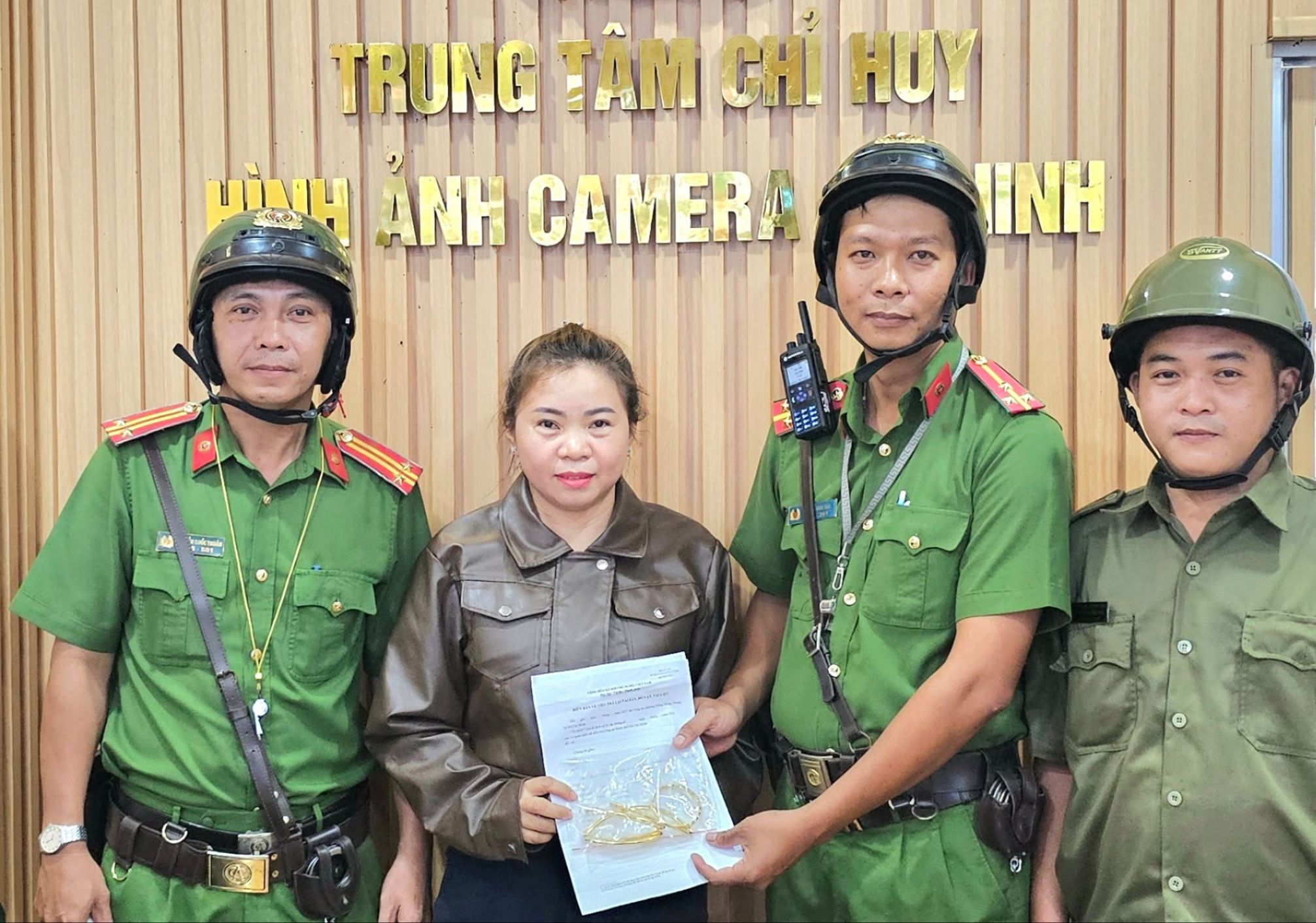 bi truy duoi vi cuop giat 3 chi vang thanh nien cam dao doa tu sat de tron thoat 2 409 288jpg