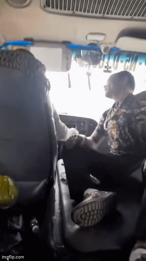 Clip tài xế bị khách đánh sau lời nhắc 