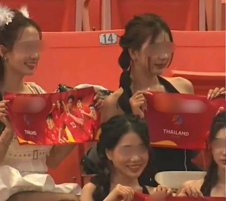 Đi xem U22 Việt Nam mà nhận những đồ miễn phí này, CĐV có nguy cơ bị cảnh sát Thái Lan “hỏi thăm”