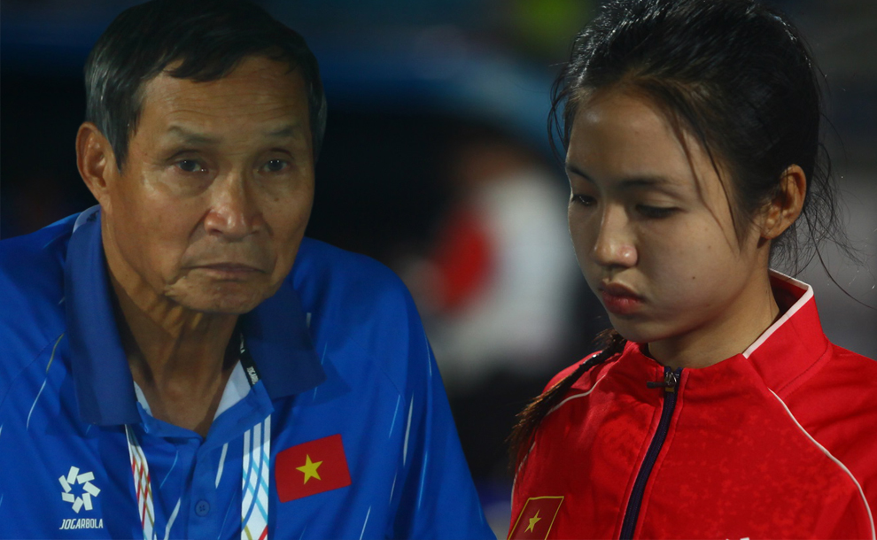 HLV Mai Đức Chung rưng rưng, tuyển Việt Nam uất nghẹn lên nhận HCB SEA Games