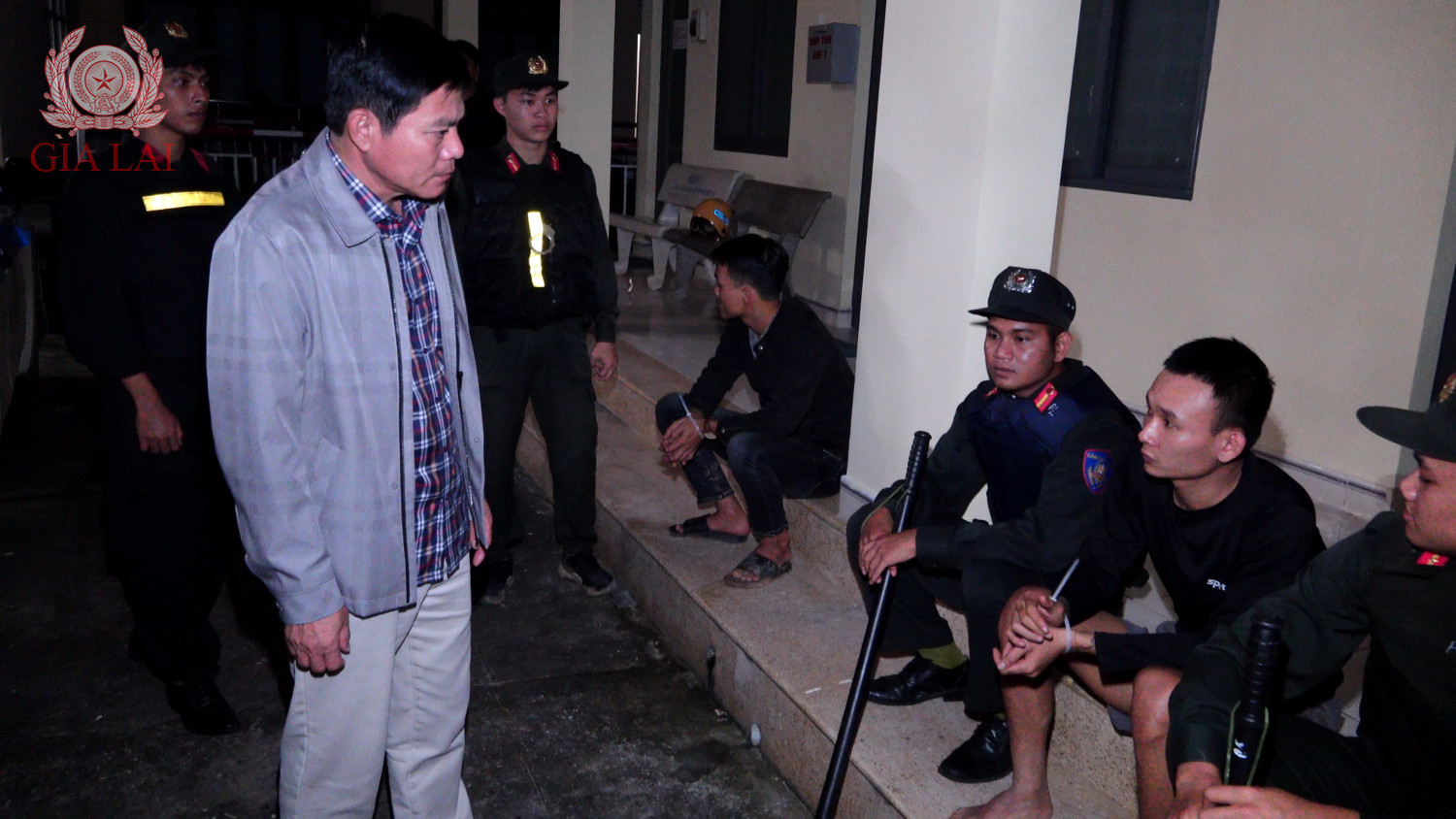 dai ta nguyen ngoc son ben trai kiem tra thong tin ca nhan cua cac doi tuong tham gia khai thac cat trai phep bi bat qua tang