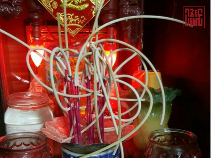 Thắp hương xong, tàn hương cong hay thẳng thì mới là tốt? Thì ra nhiều người đang hiểu sai