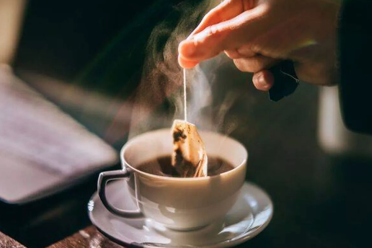 Pha trà bằng ấm siêu tốc hay lò vi sóng ngon hơn? Câu trả lời gây bất ngờ