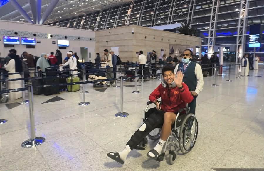 Hiểu Minh ngồi xe lăn, U23 Việt Nam không ngủ sau trận thắng Hàn Quốc, ra thẳng sân bay về... ăn lẩu