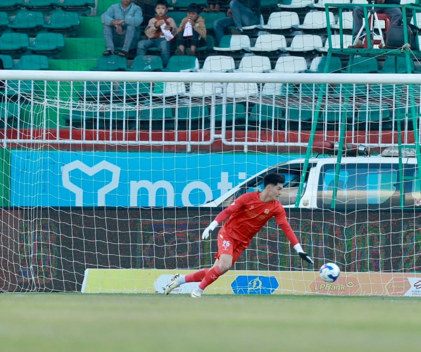 Tỏa sáng tại V.League, thủ môn 