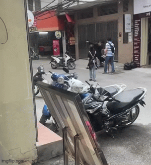 Cãi nhau trong quán, cô gái gọi thêm người đến 