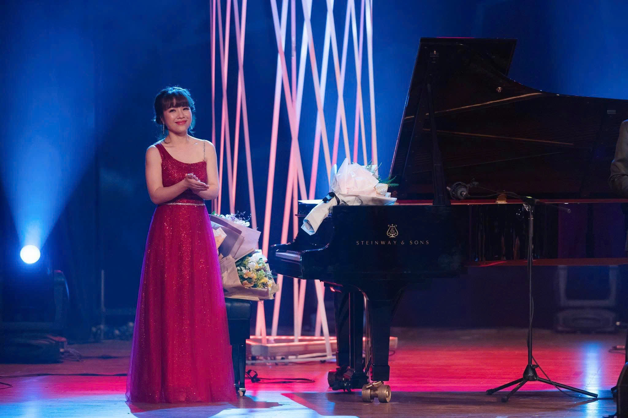 02 thuyen ha bieu dien trong mot buoi hoa nhac tai nha hat tphcm