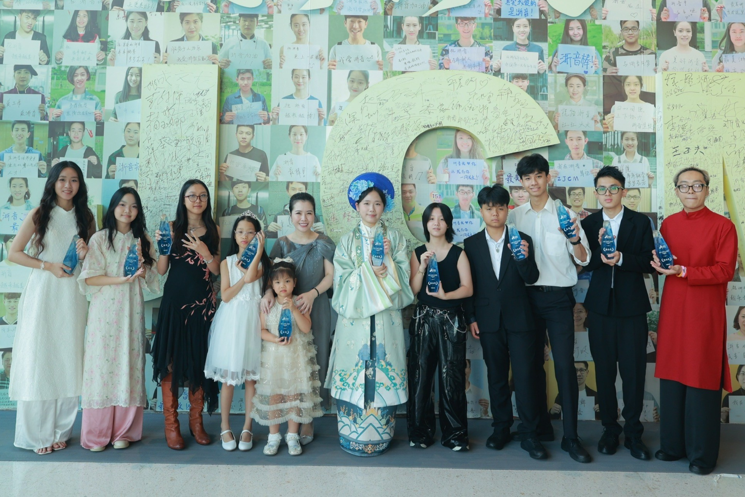 03 thuyen ha cung cac em hoc sinh viet nam duoc giai thuong thanh am tai nhac vien chiet giang hang chau trung quoc