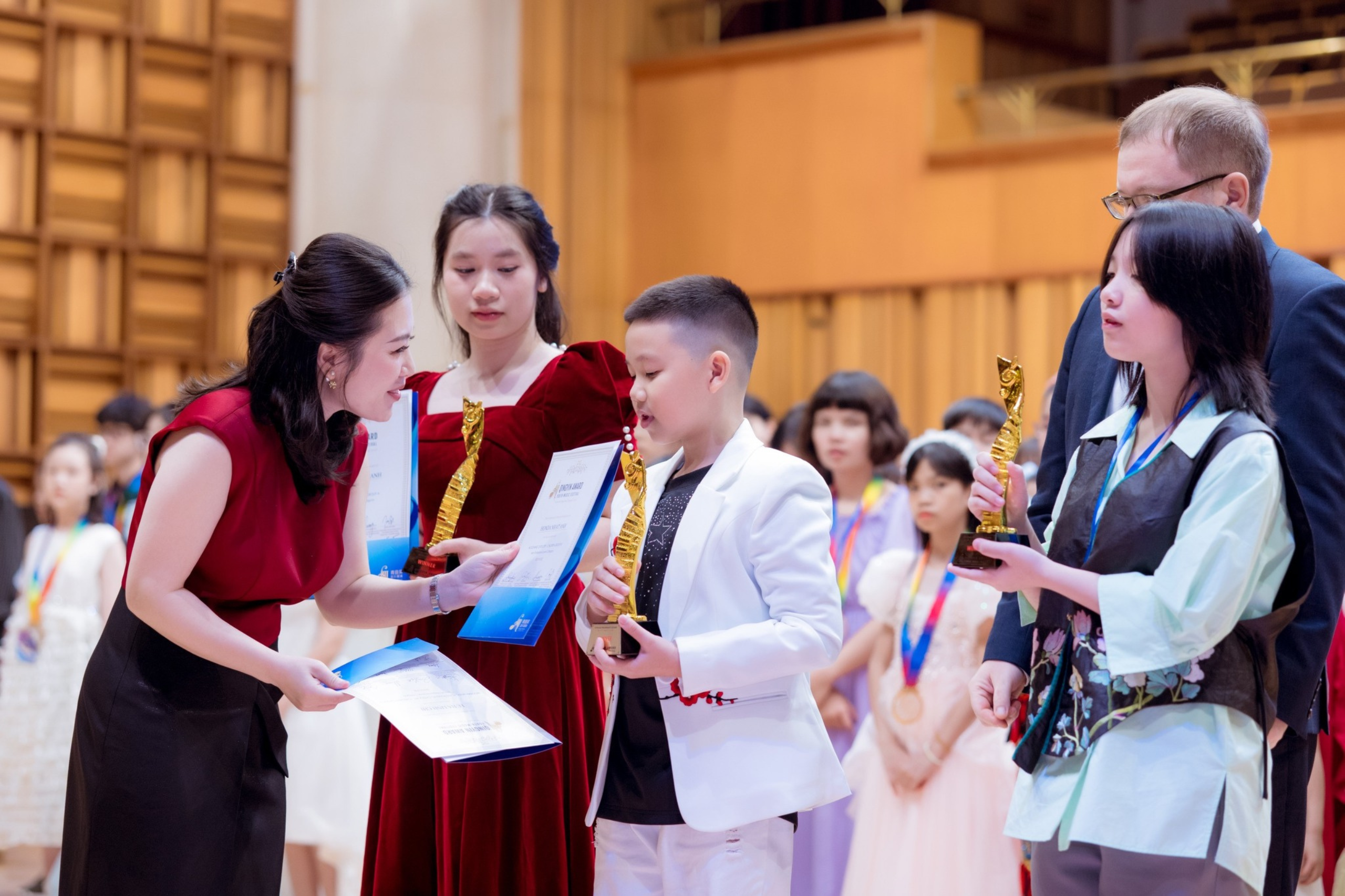 04 thuyen ha trao chung nhan cho cac em thi sinh xuat sac