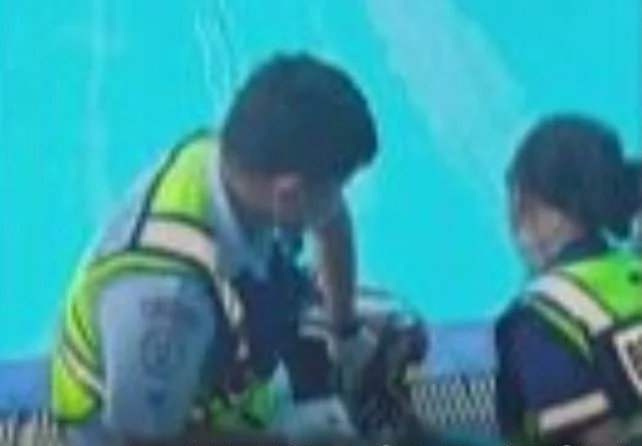 Đến trường học đón cháu nhưng không thấy đâu, bà đi tìm thì ngã quỵ khi thấy cậu bé nằm dưới đáy bể bơi