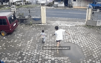 Đang chơi thì cậu bé 6 tuổi chạy vụt qua đường, chiếc xe tải lao tới và tiếng kêu xé lòng cuối video 