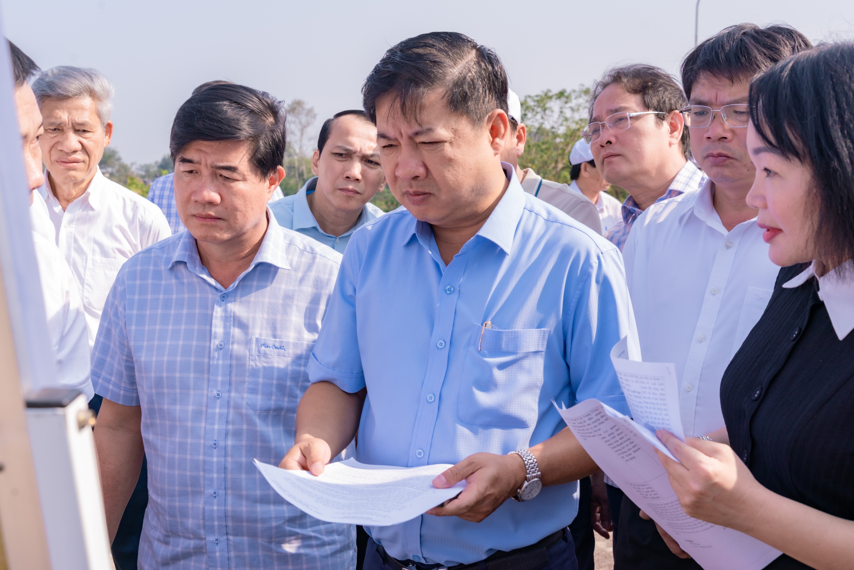 hinh 1 bi thu tinh uy dak lak luong nguyen minh triet ao xanh dung giua cung doan cong tac khao sat thuc dia