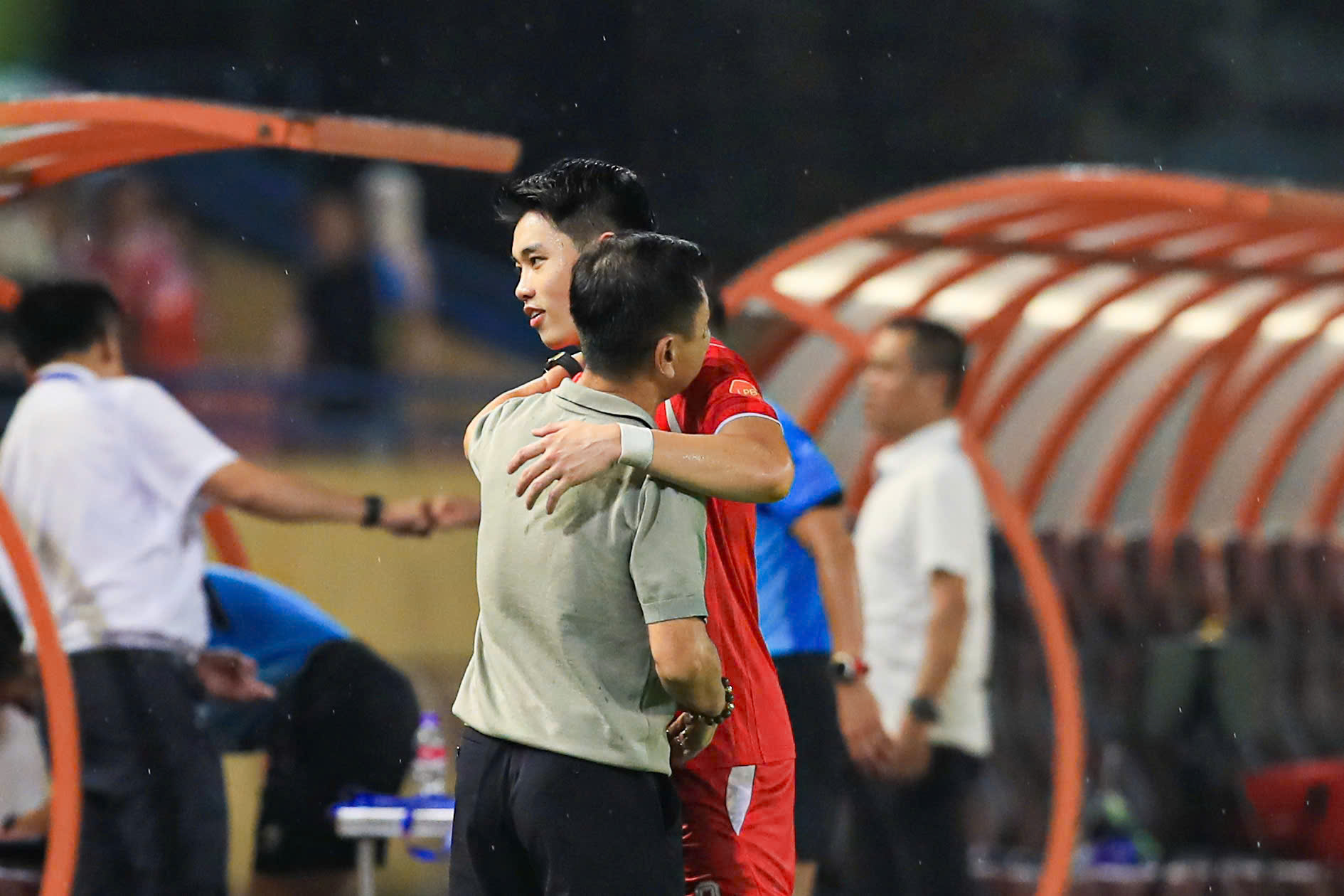 dinh bac hlv van sy son 3