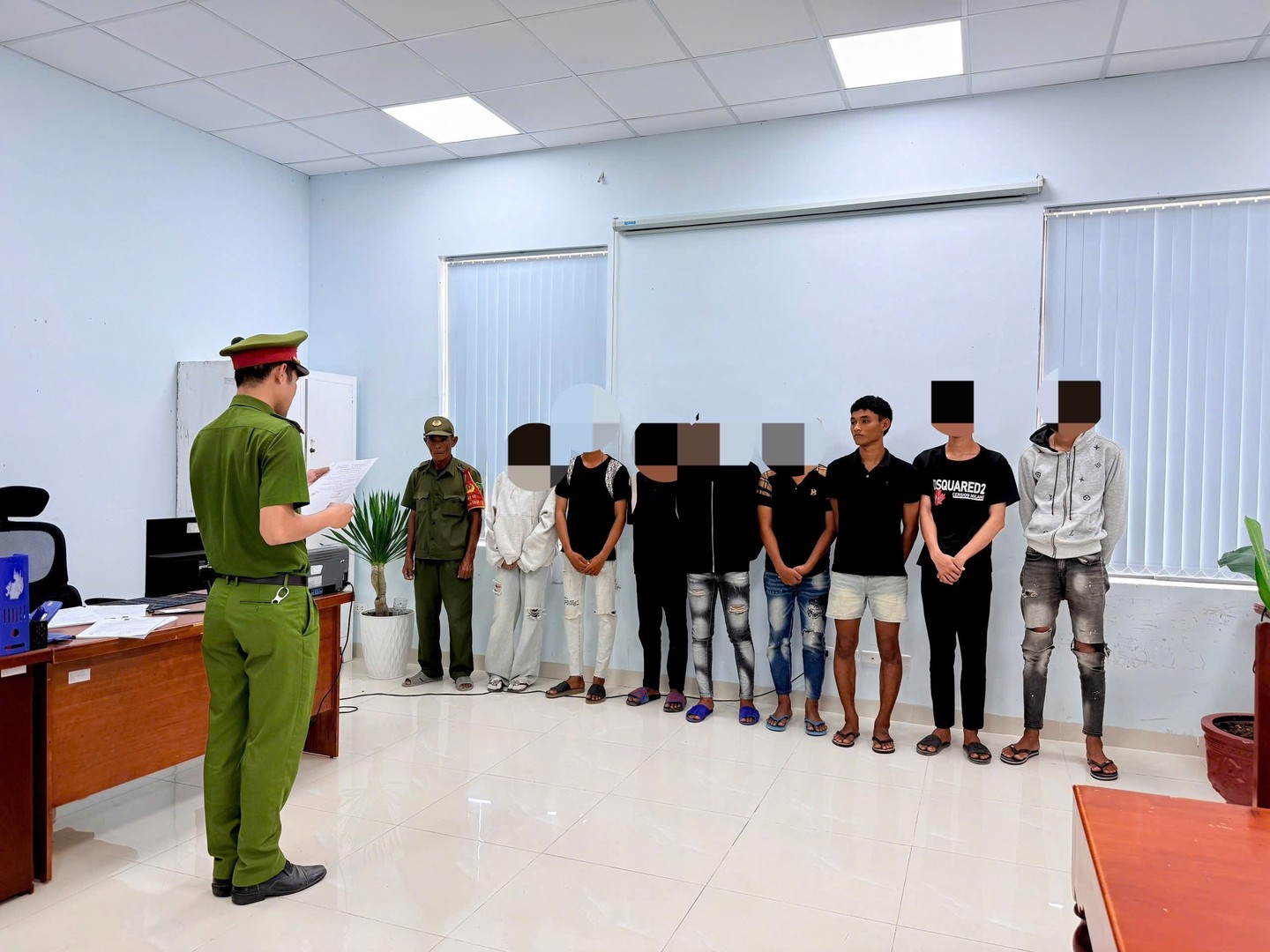 Thi hành quyết định khởi tố Kiều Phương Duy SN 2008 cùng nhiều người khác
