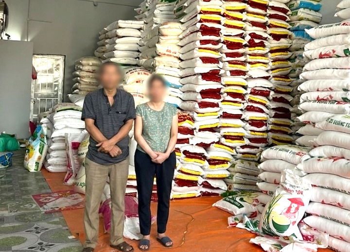 Thi hành lệnh khám xét, bắt tạm giam vợ chồng Nguyễn Thị Yến SN 1971