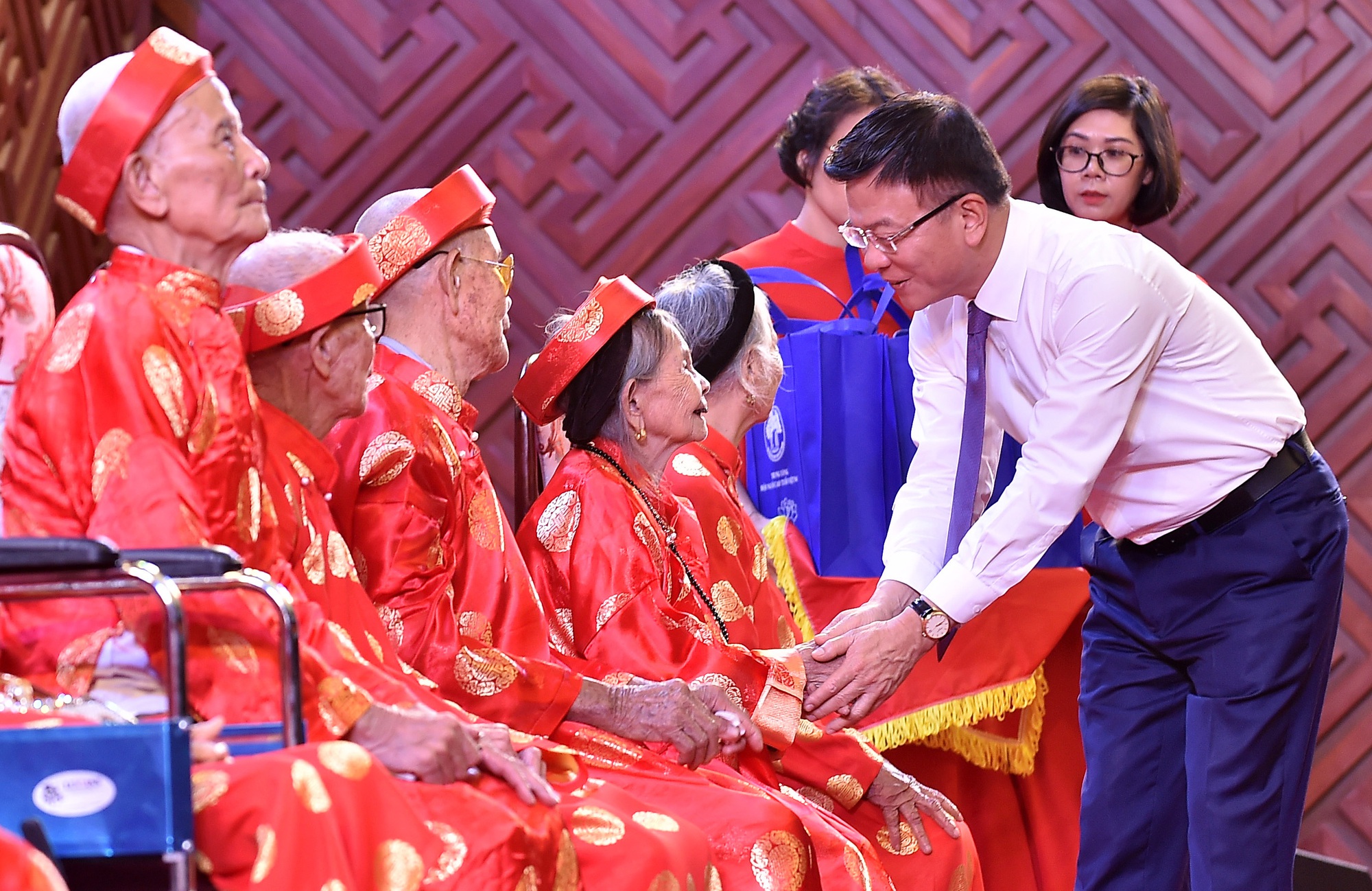 nguoi cao tuoi 1 nguoi cao tuoi 1