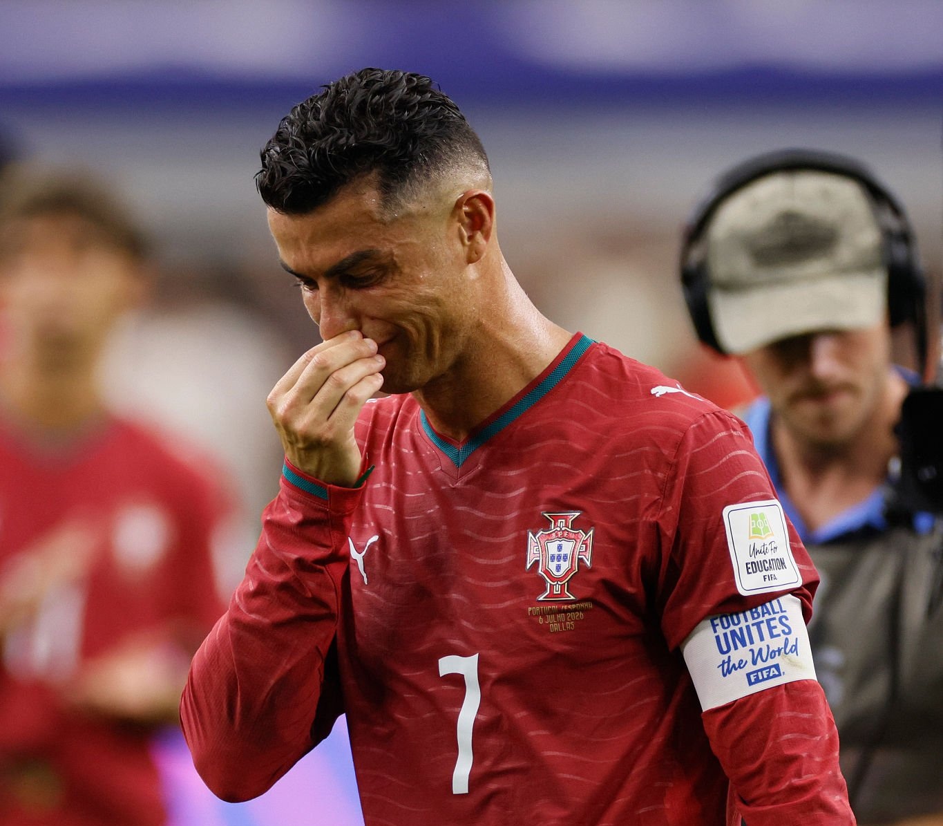 Ronaldo cố giấu nước mắt và anh rời World Cup 2026