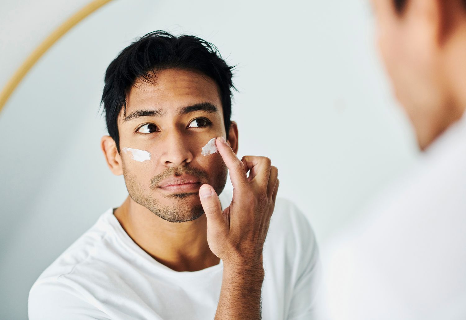 moisturizer or sunscreen first gettyimages 1412486543 a6946d81eb654570b729fffa23b3e8ce