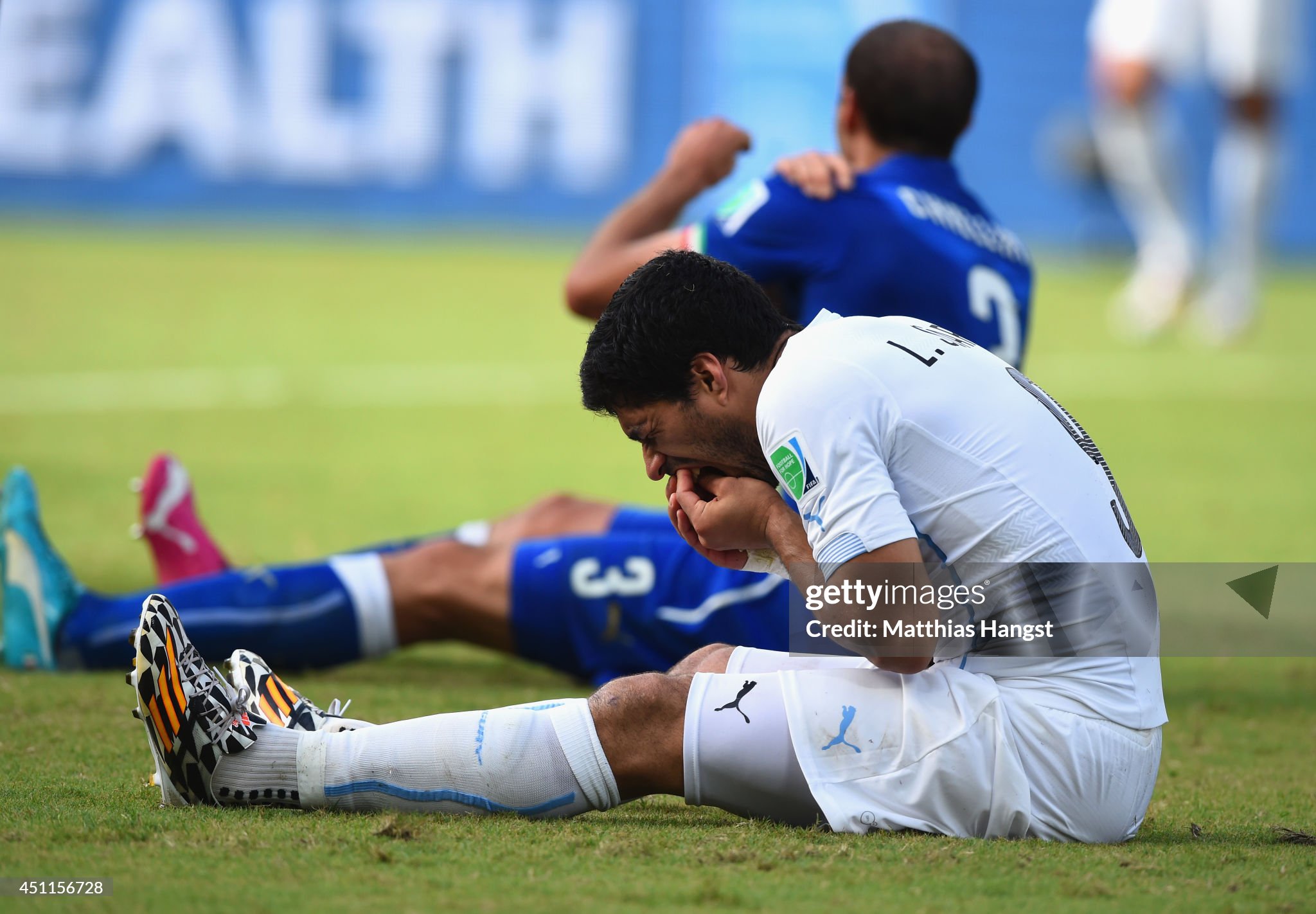 luis suarez chiellini 2
