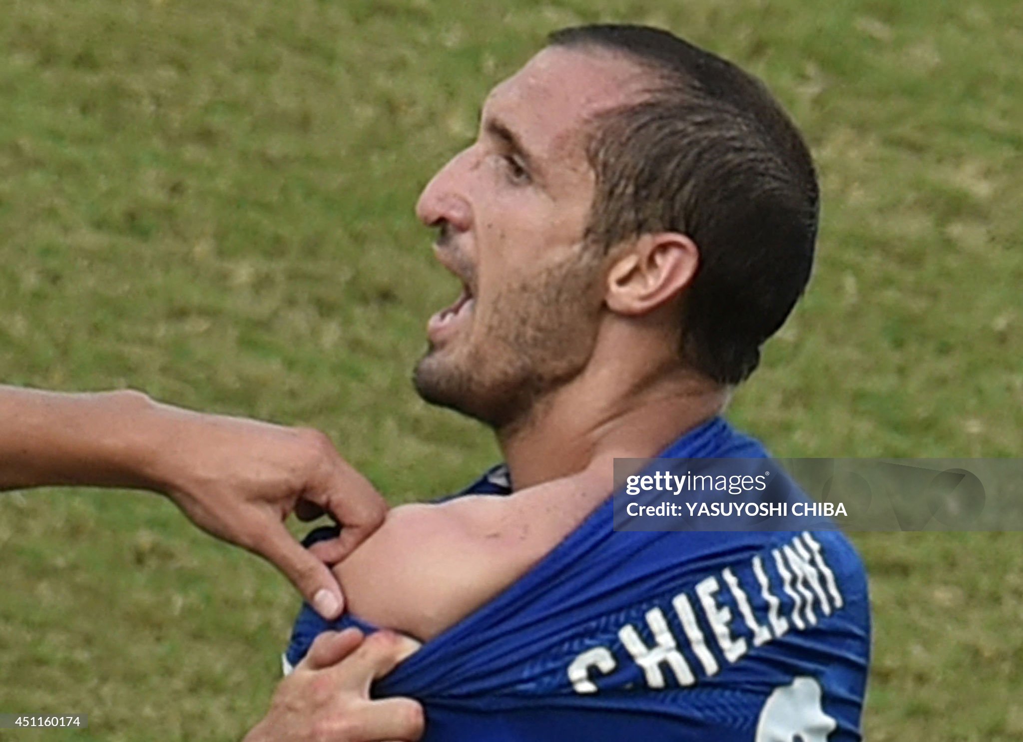 luis suarez chiellini 3